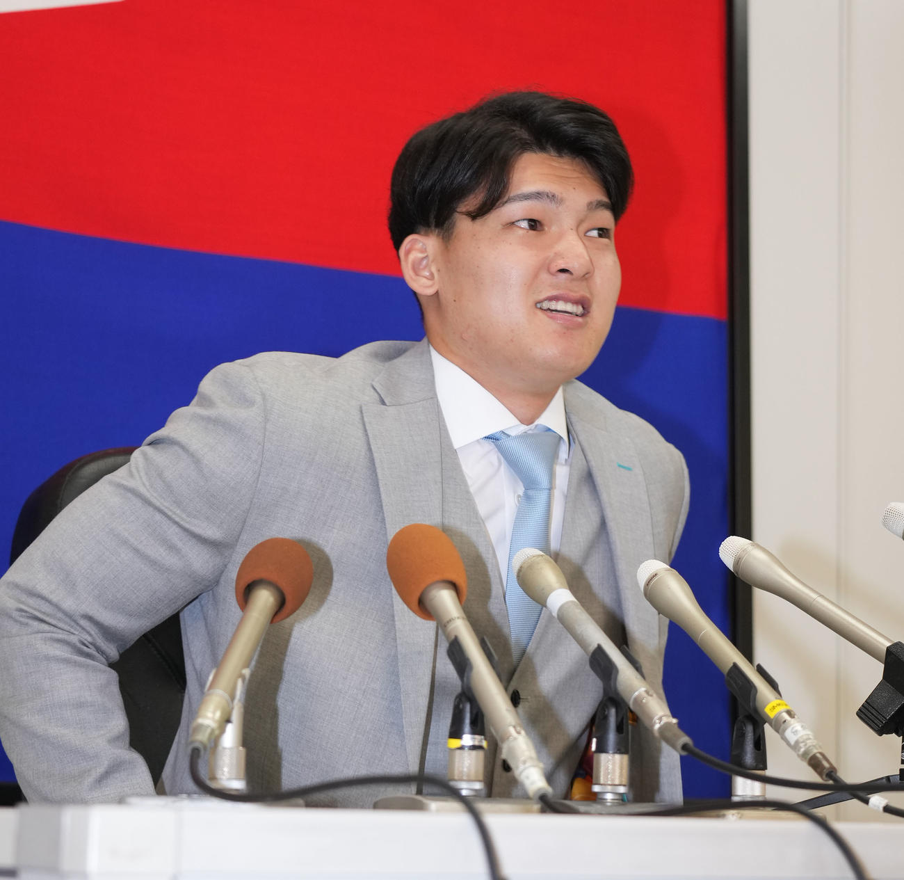 契約更改を終え会見場の席に着く石川昂（撮影・森本幸一）