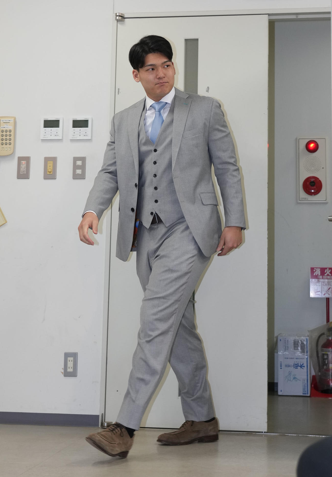 契約更改を終え会見場に姿を見せた石川昂（撮影・森本幸一）