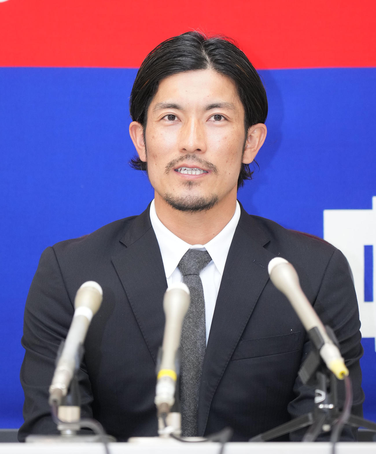 契約更改を終え会見する祖父江（撮影・森本幸一）