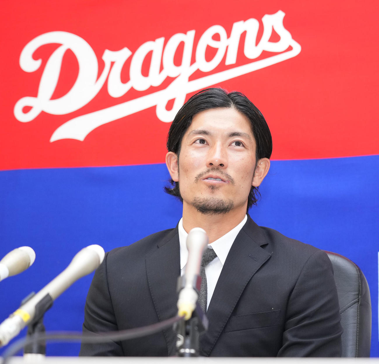 契約更改を終え会見する祖父江（撮影・森本幸一）