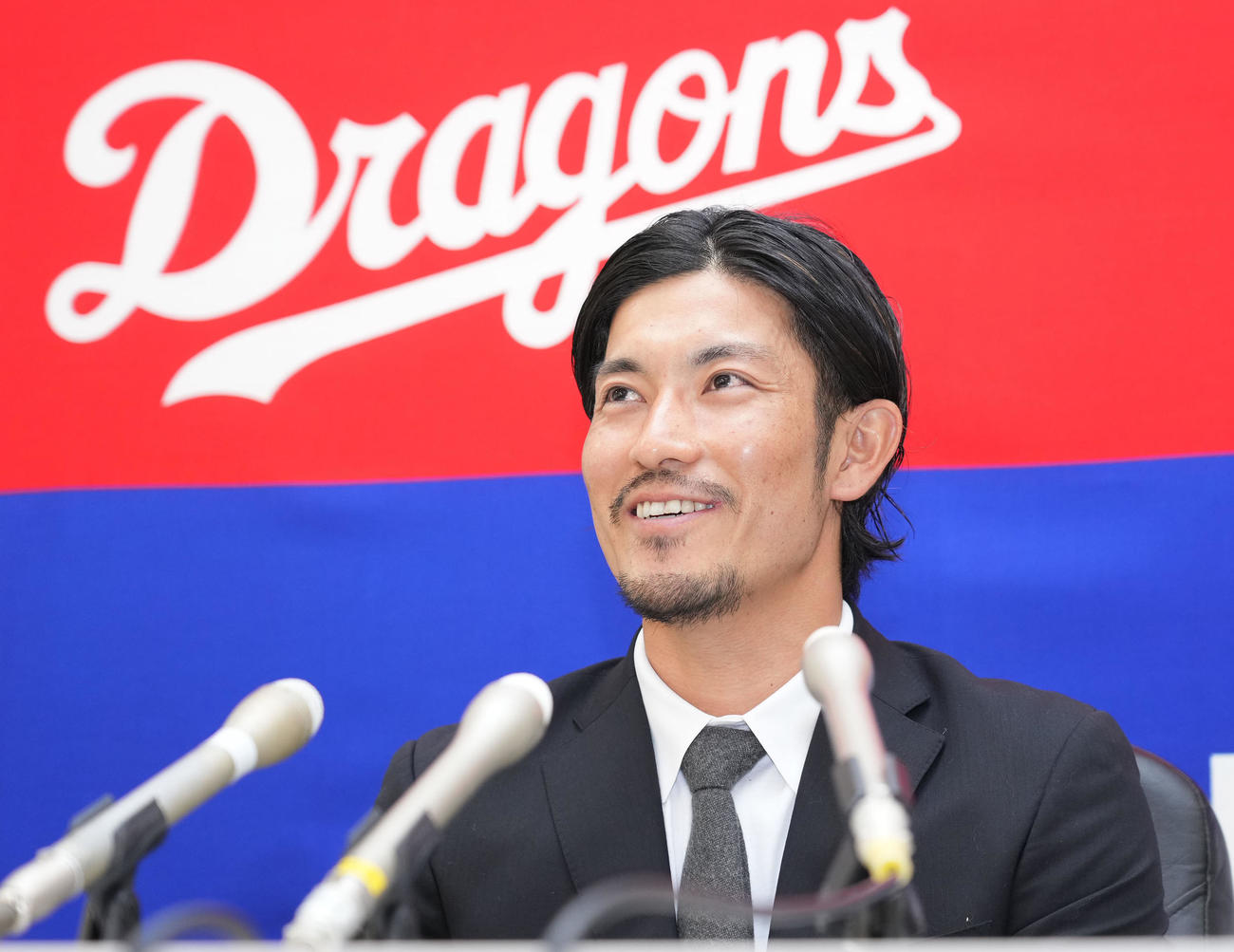 契約更改を終え会見する祖父江（撮影・森本幸一）