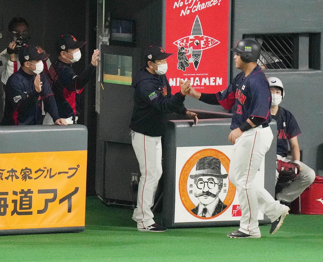 オーストラリア対日本　2回表日本2死満塁、塩見の先制の2点適時二塁打で生還した二塁走者岡本和（右）を迎える栗山監督（中央）（撮影・菅敏）