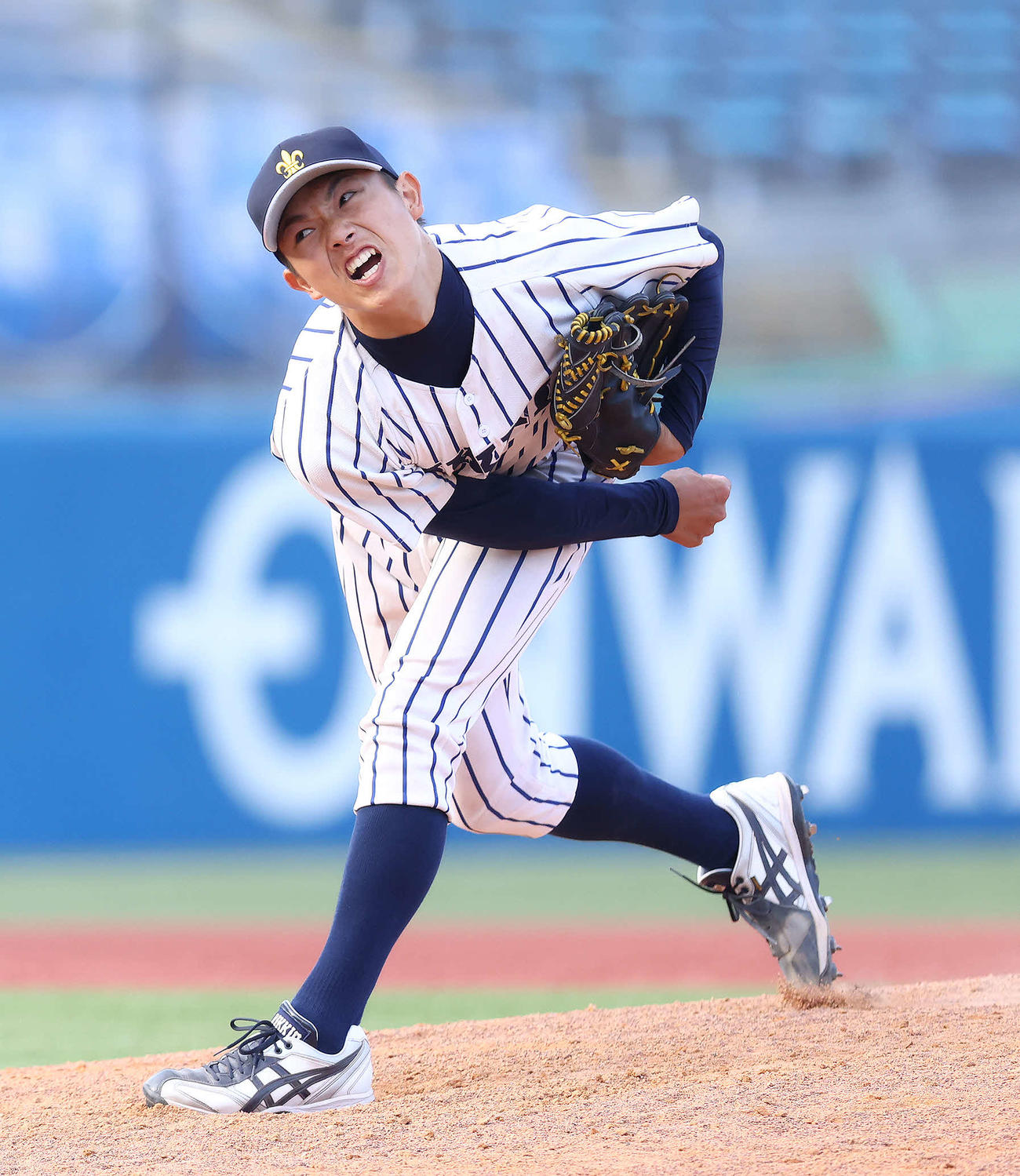 6回裏明大1死満塁、3番手で登板する立大・高橋龍太郎（撮影・河田真司）