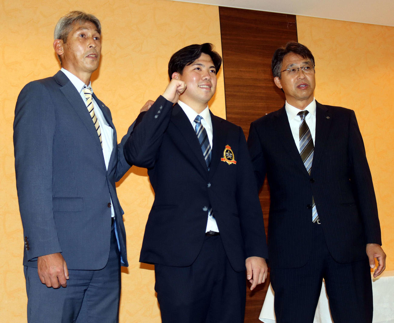仮契約をかわし笑顔の富士大・金村。左は日本ハム白井スカウト、右は日本ハム大渕GM補佐兼スカウト部長（撮影・永野高輔）