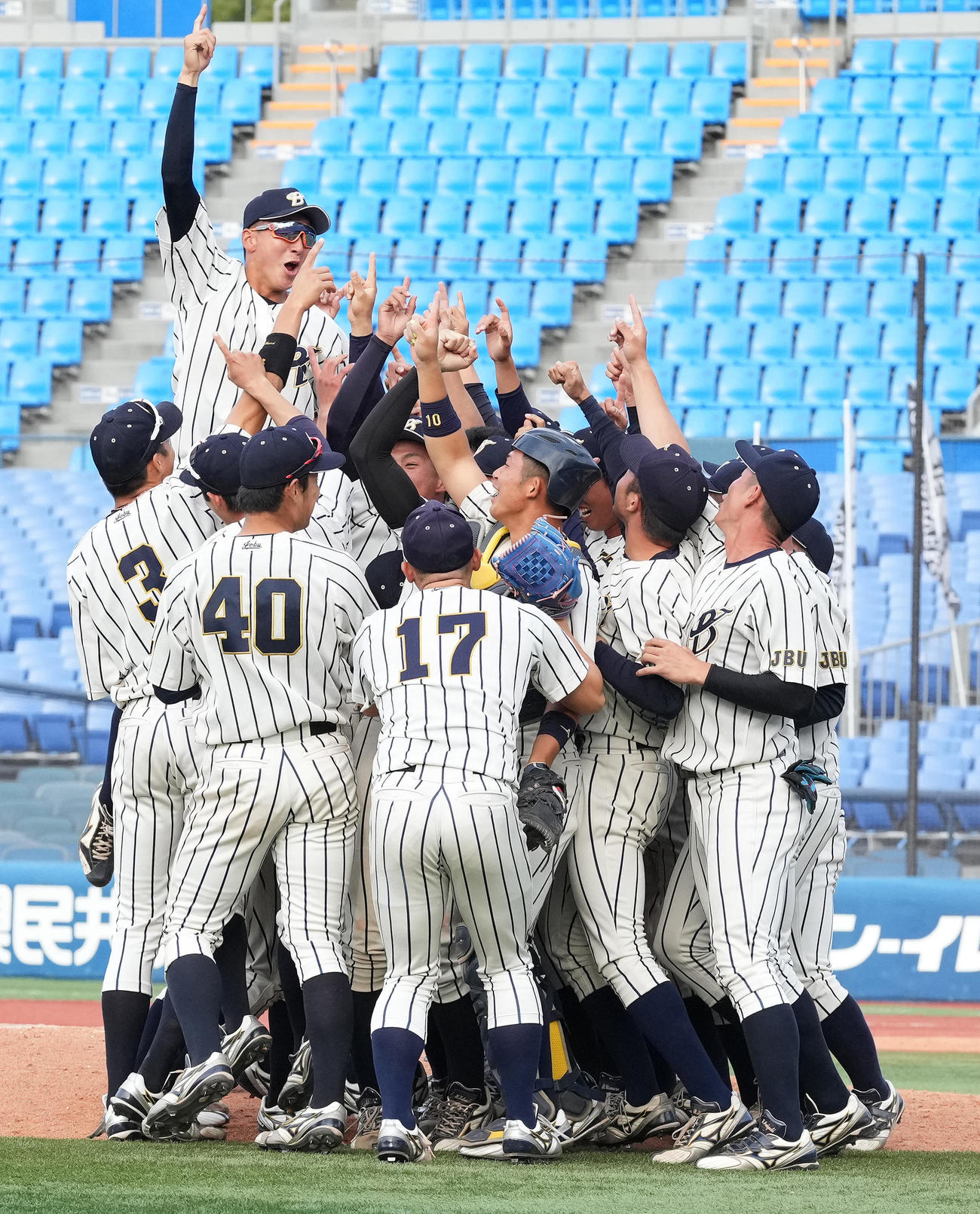 優勝し喜ぶ上武大ナイン（撮影・鈴木みどり）