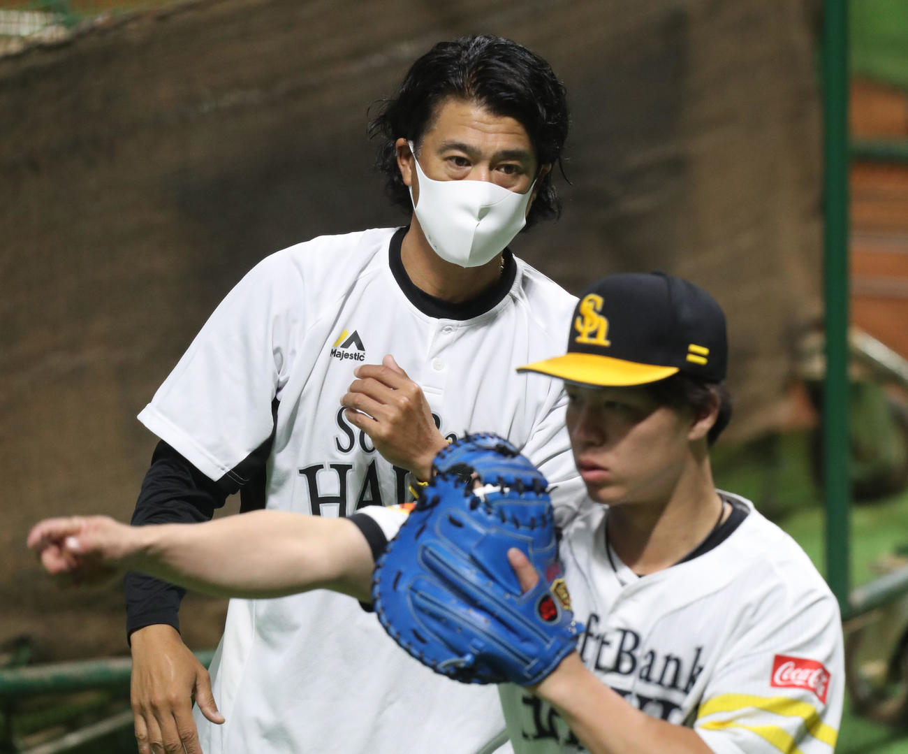 ソフトバンク牧原巧汰（手前）に指導する城島健司球団会長付特別アドバイザー（2022年6月17日）