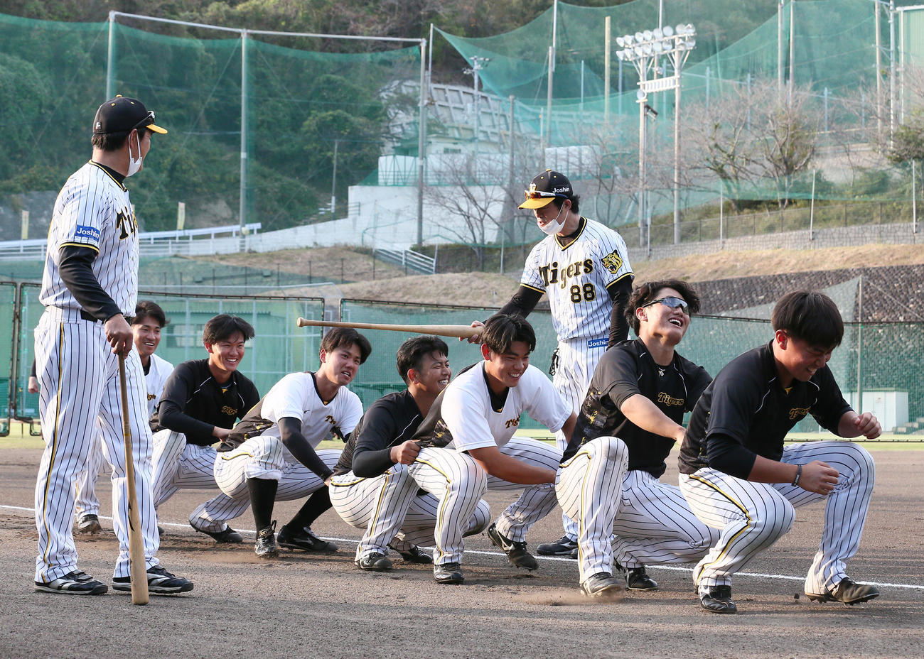 罰ゲームでムカデ走する投手陣、左から久保田智之投手コーチ、岩田将貴、及川雅貴、川原陸、岡留英貴、鈴木勇斗、安藤優也投手コーチ、西純矢、桐敷拓馬（撮影・上山淳一）