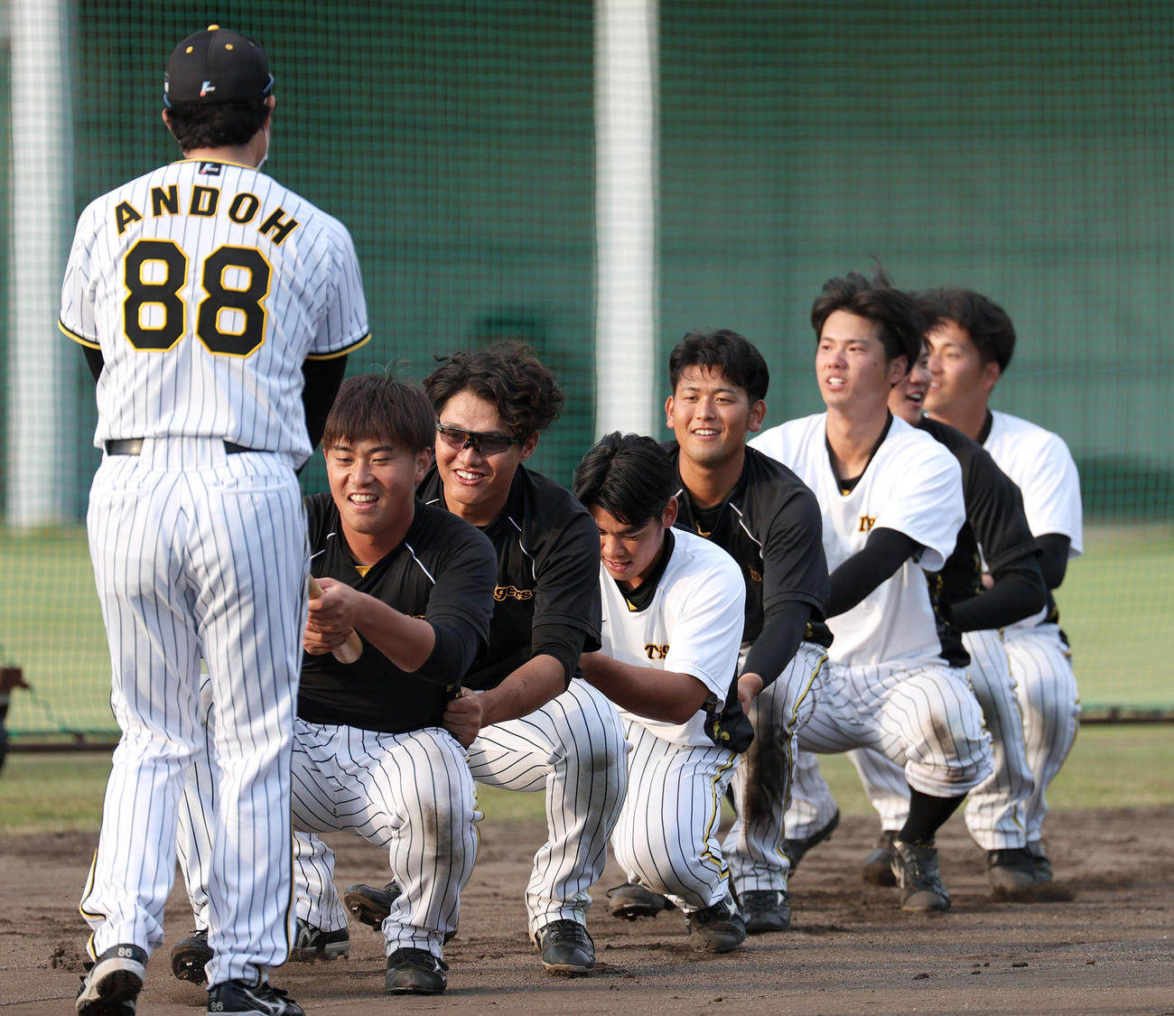 罰ゲームでムカデ走する阪神投手陣（撮影・上山淳一）