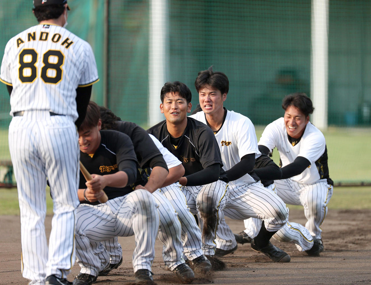 罰ゲームでムカデ走する阪神投手陣（撮影・上山淳一）