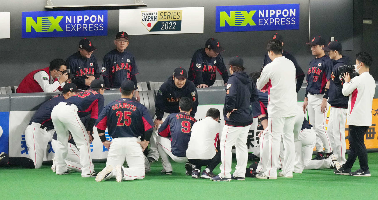 オーストラリア対日本　試合前、近藤（中央）を中心に円陣を組む選手たち（撮影・菅敏）