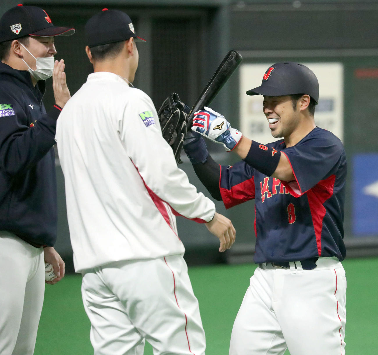 オーストラリア対日本　適時二塁打を放ち村上（左）と佐藤輝に出迎えられる近藤（撮影・佐藤翔太）