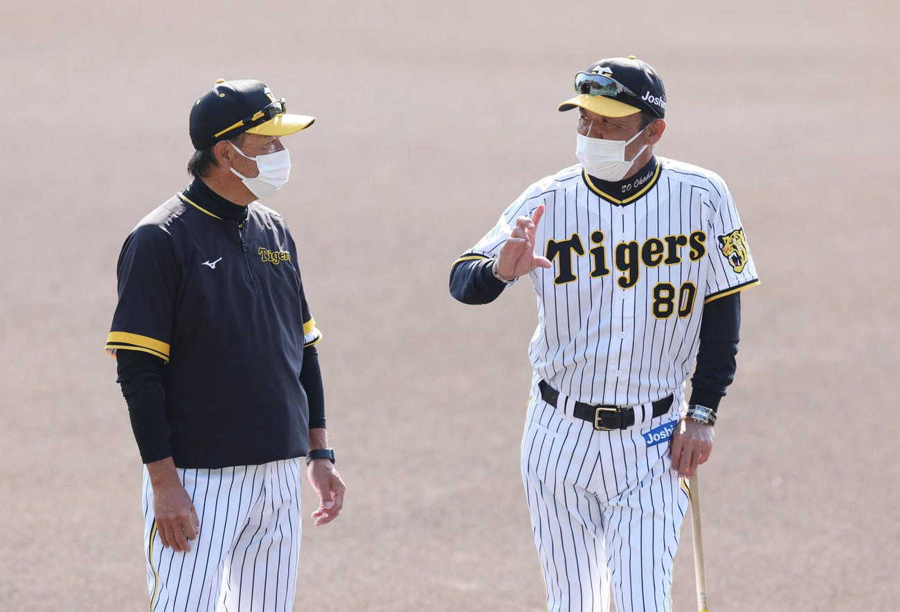 チームに合流した阪神和田2軍監督（左）と言葉を交わす岡田監督（撮影・前田充）