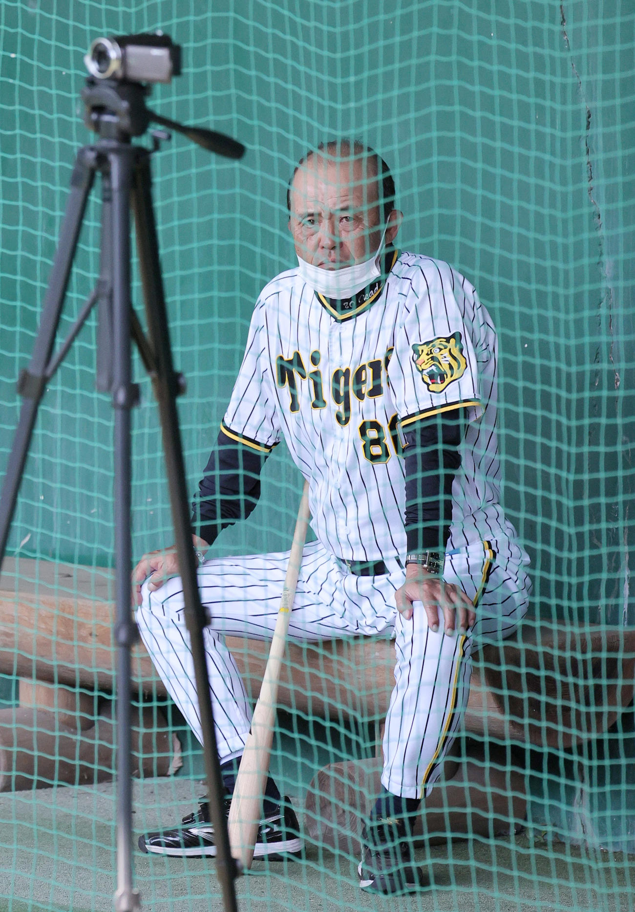 ブルペンで投手陣をチェックする岡田監督（撮影・上山淳一）