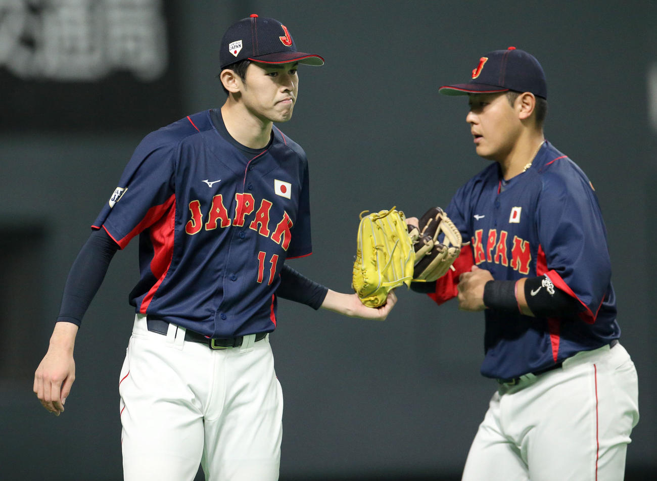 オーストラリア対日本　佐々木朗（左）は岡本和とタッチを交わしながらベンチに戻る（撮影・佐藤翔太）