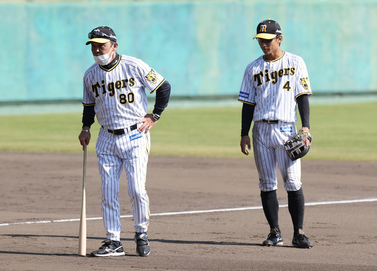 投内連係で阪神熊谷（右）を指導する岡田監督（撮影・前田充）