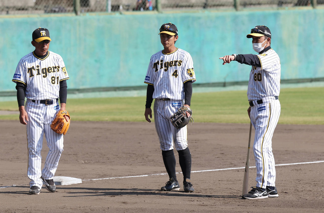 投内連係で阪神熊谷（中央）を指導する岡田監督。左は馬場コーチ（撮影・前田充）