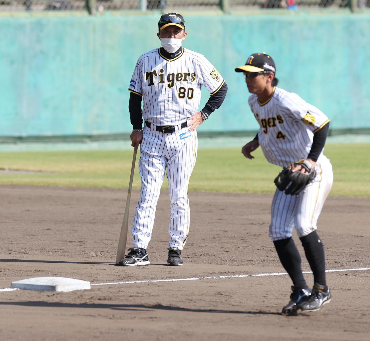 投内連係で阪神熊谷（右）の動きを見つめる岡田監督（撮影・前田充）