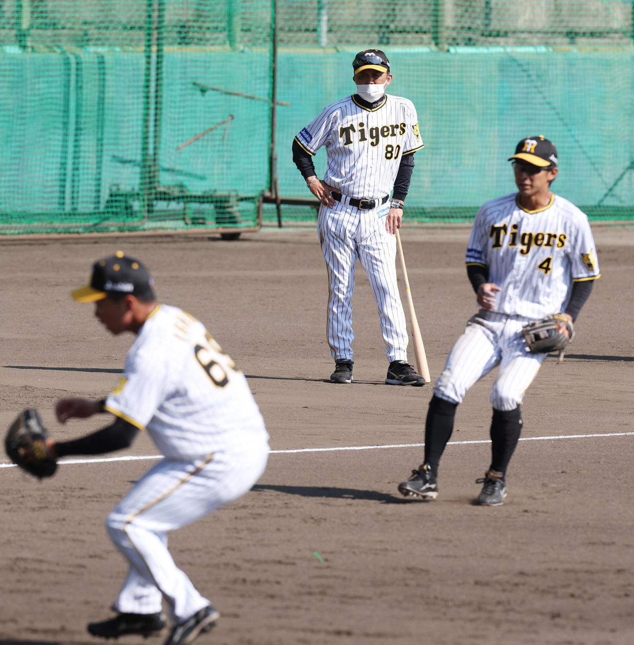投内連係を見守る阪神岡田監督。左は石井、右は熊谷（撮影・前田充）