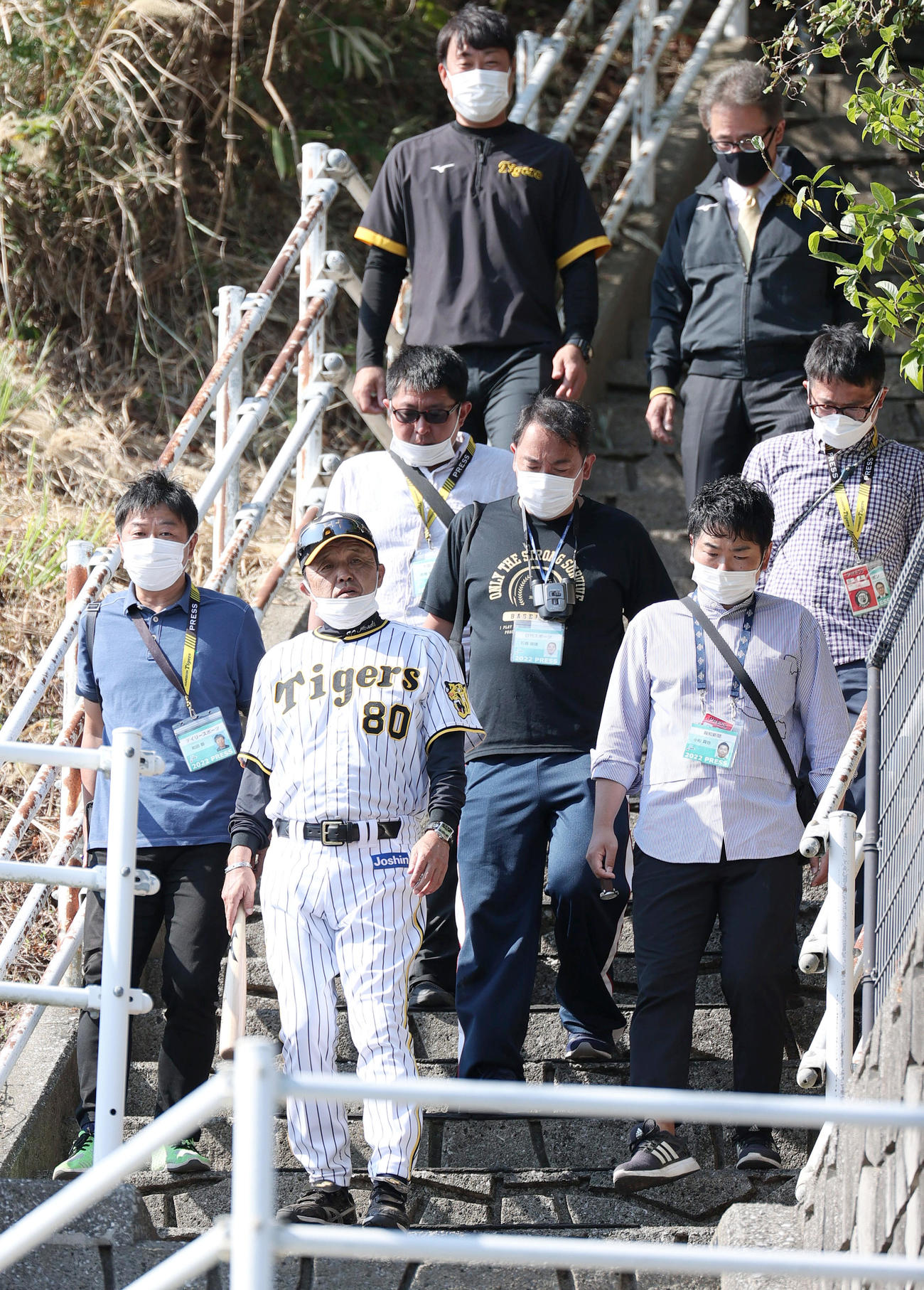 岡田監督（手前）はブルペンへ向かう階段を降りる（撮影・上山淳一）