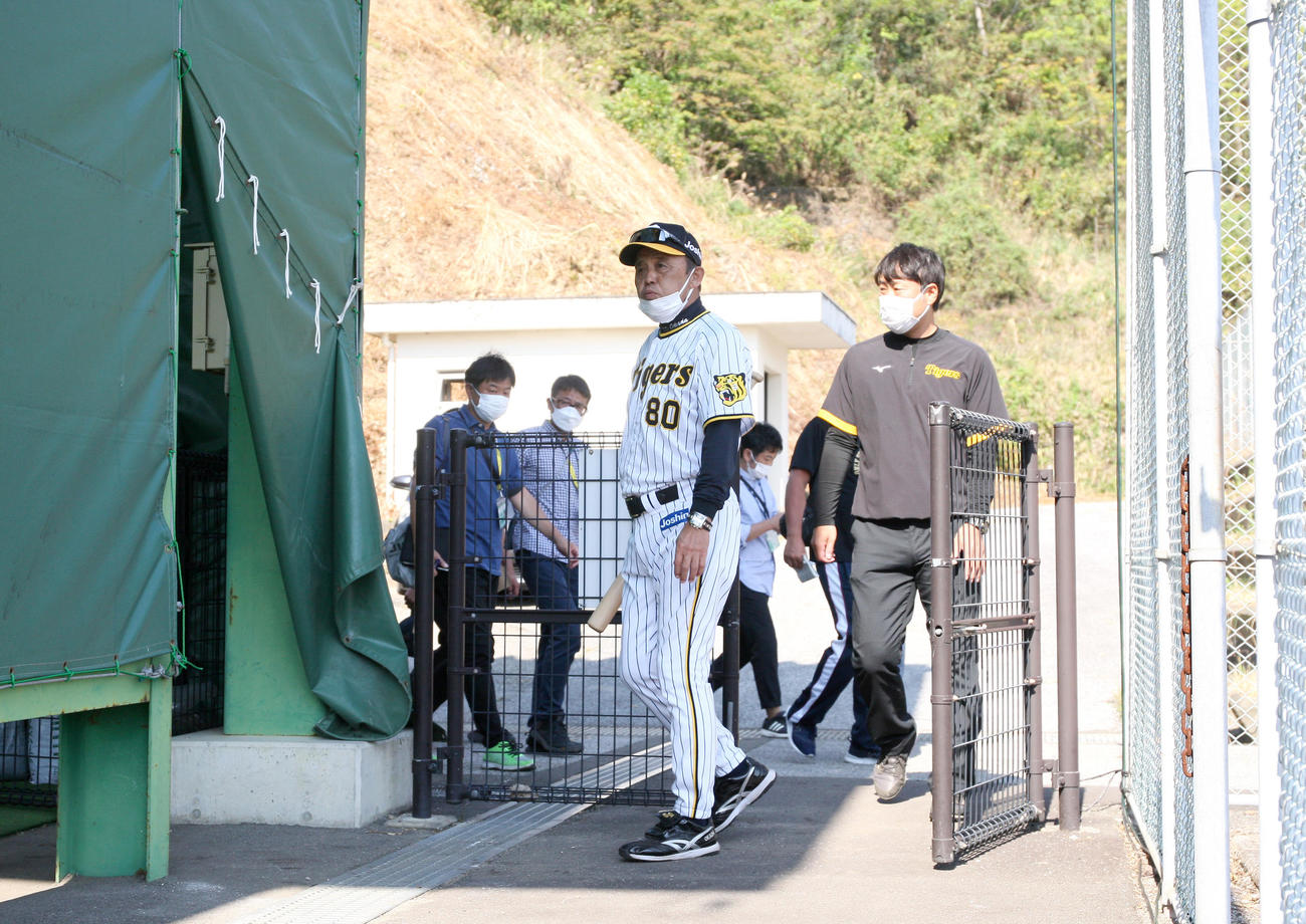 ブルペンへ向かう岡田監督（撮影・上山淳一）