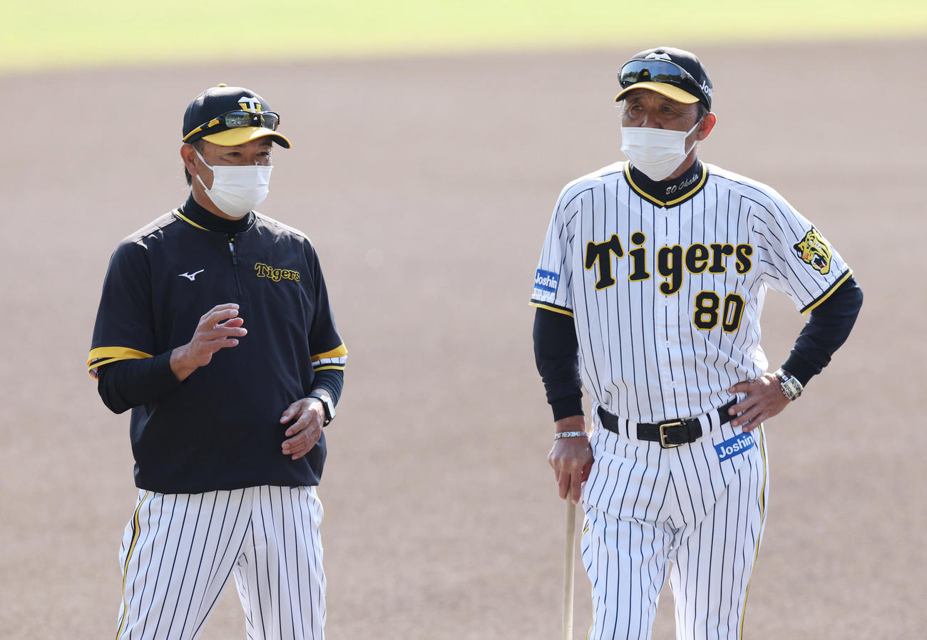 チームに合流した阪神和田2軍監督（左）と言葉を交わす岡田監督（撮影・前田充）