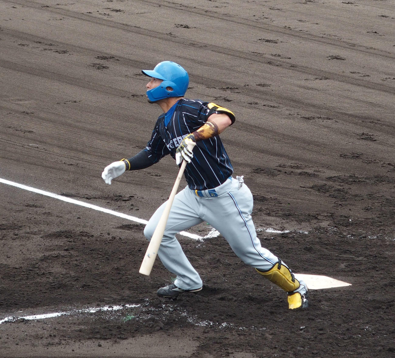 日本ハム新庄剛志監督からもらったバットでライブBPに参加した江越（撮影・中島宙恵）