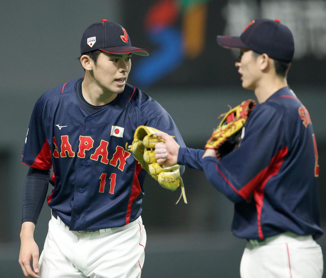 オーストラリア対日本　佐々木朗（左）は周東を出迎えながらベンチに戻る（撮影・佐藤翔太）