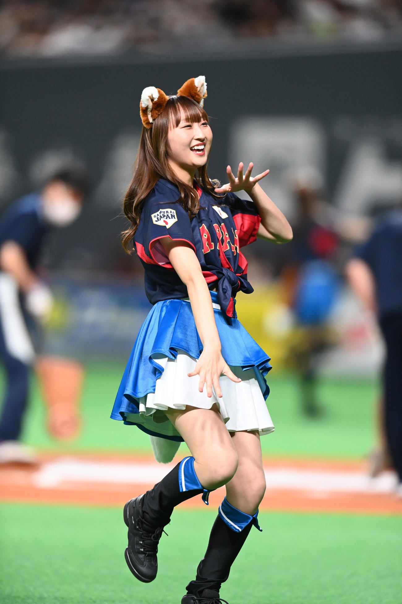 22年11月10日、侍ジャパン仕様のコスチュームで「きつねダンス」を踊るファイターズガールの清水麻矢さん