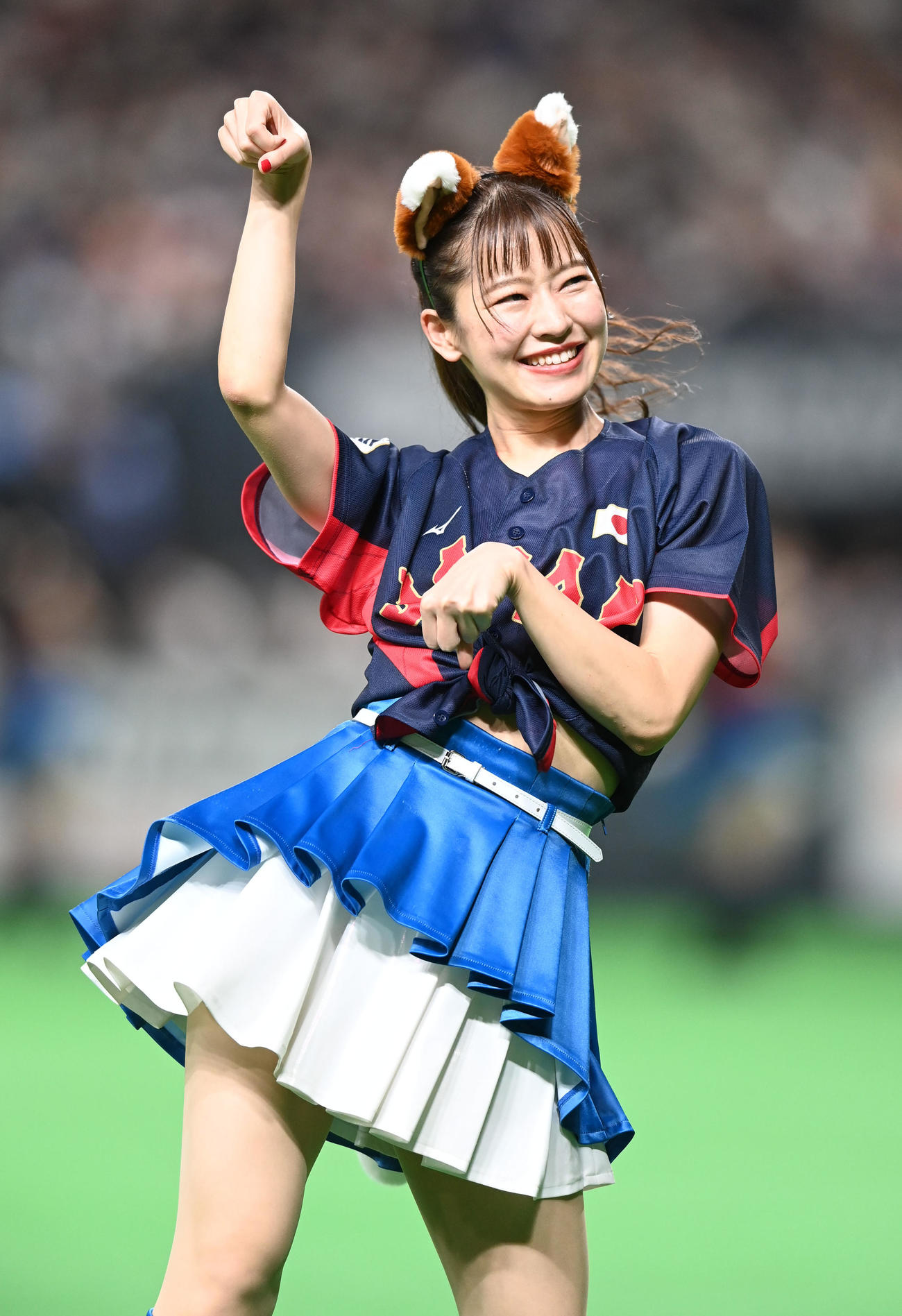22年11月10日、侍ジャパン仕様のコスチュームでダンスを披露するファイターズガールの濱野亜里沙さん