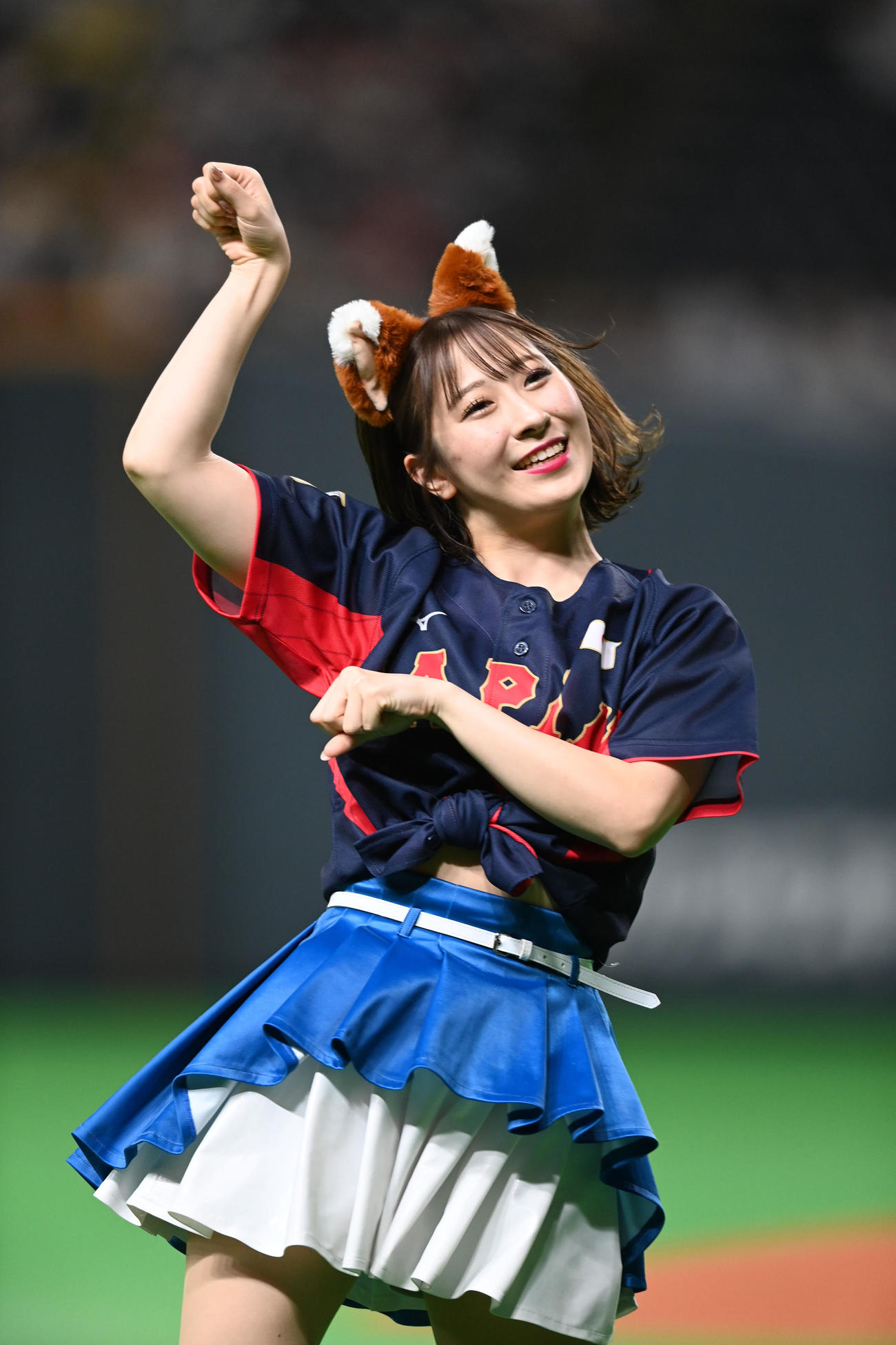 22年11月10日、侍JAPANのユニホームで「きつねダンス」を踊るファイターズガールズの吉田桃子さん