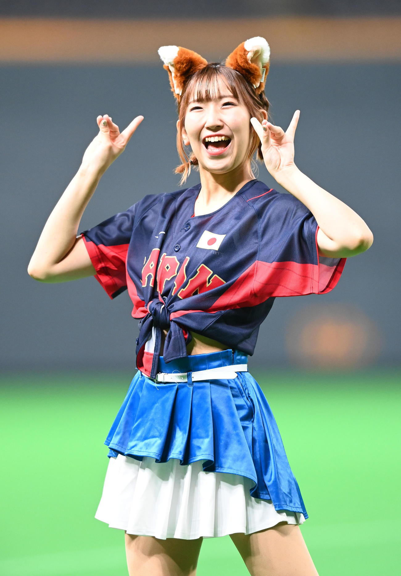 22年11月10日、侍JAPANのユニホームで「きつねダンス」を踊るファイターズガールズの阿部美海さん