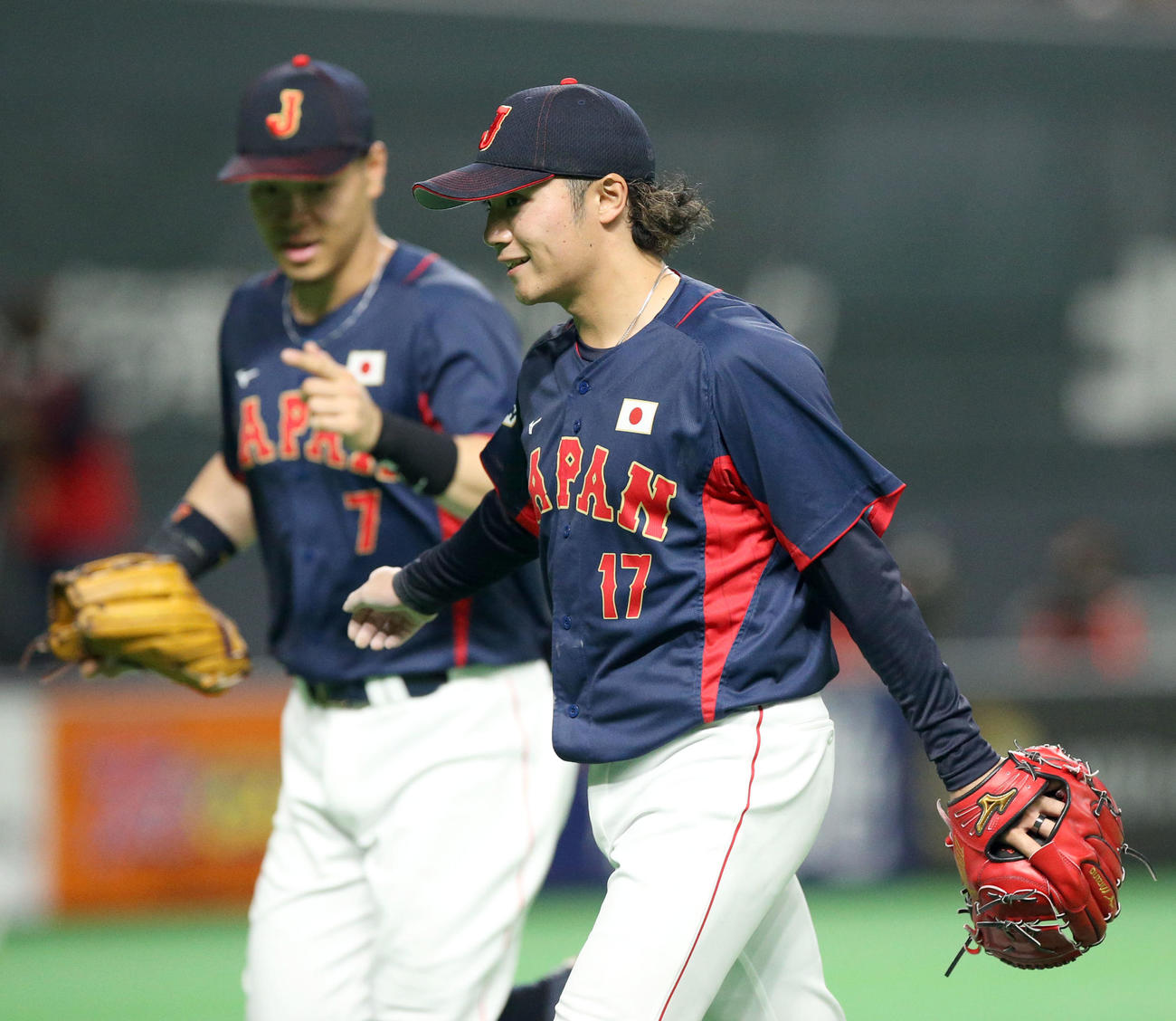 オーストラリア対日本　7回裏を無失点に抑え笑顔でベンチに戻る伊藤（撮影・佐藤翔太）