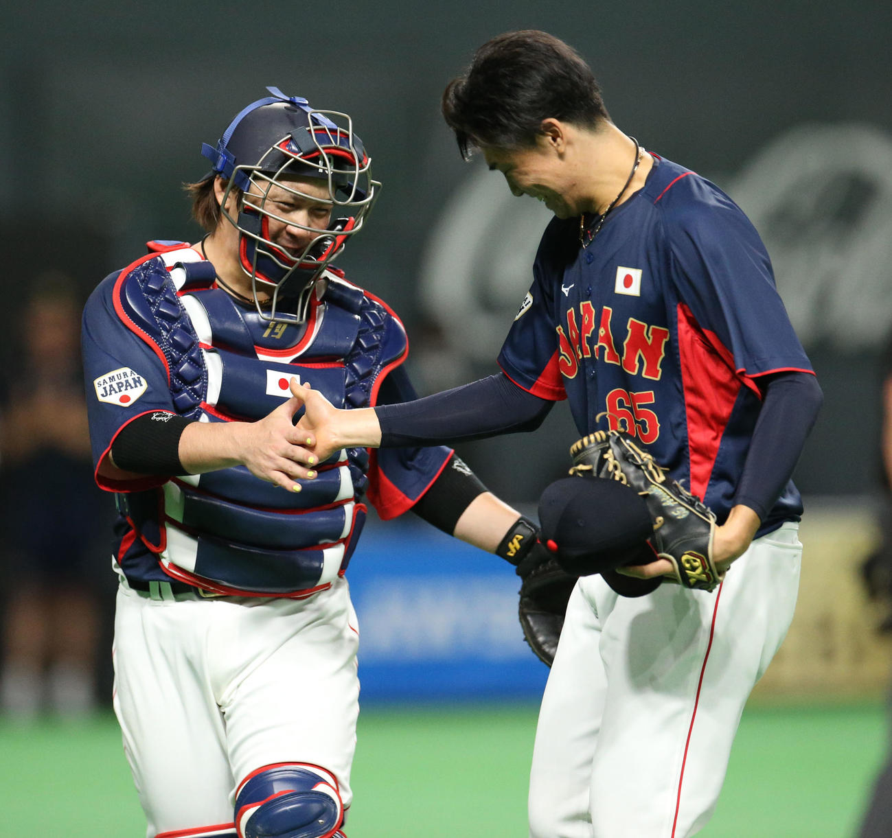 オーストラリア対日本　8回裏を無失点に抑えタッチを交わす甲斐（左）と湯浅（撮影・佐藤翔太）