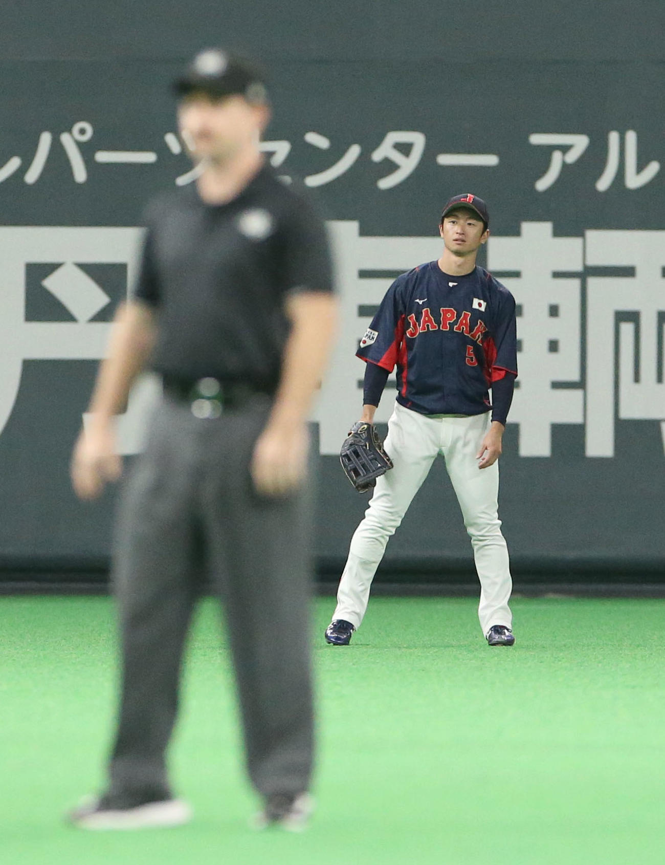 オーストラリア対日本　守備位置につく近本左翼手（撮影・佐藤翔太）