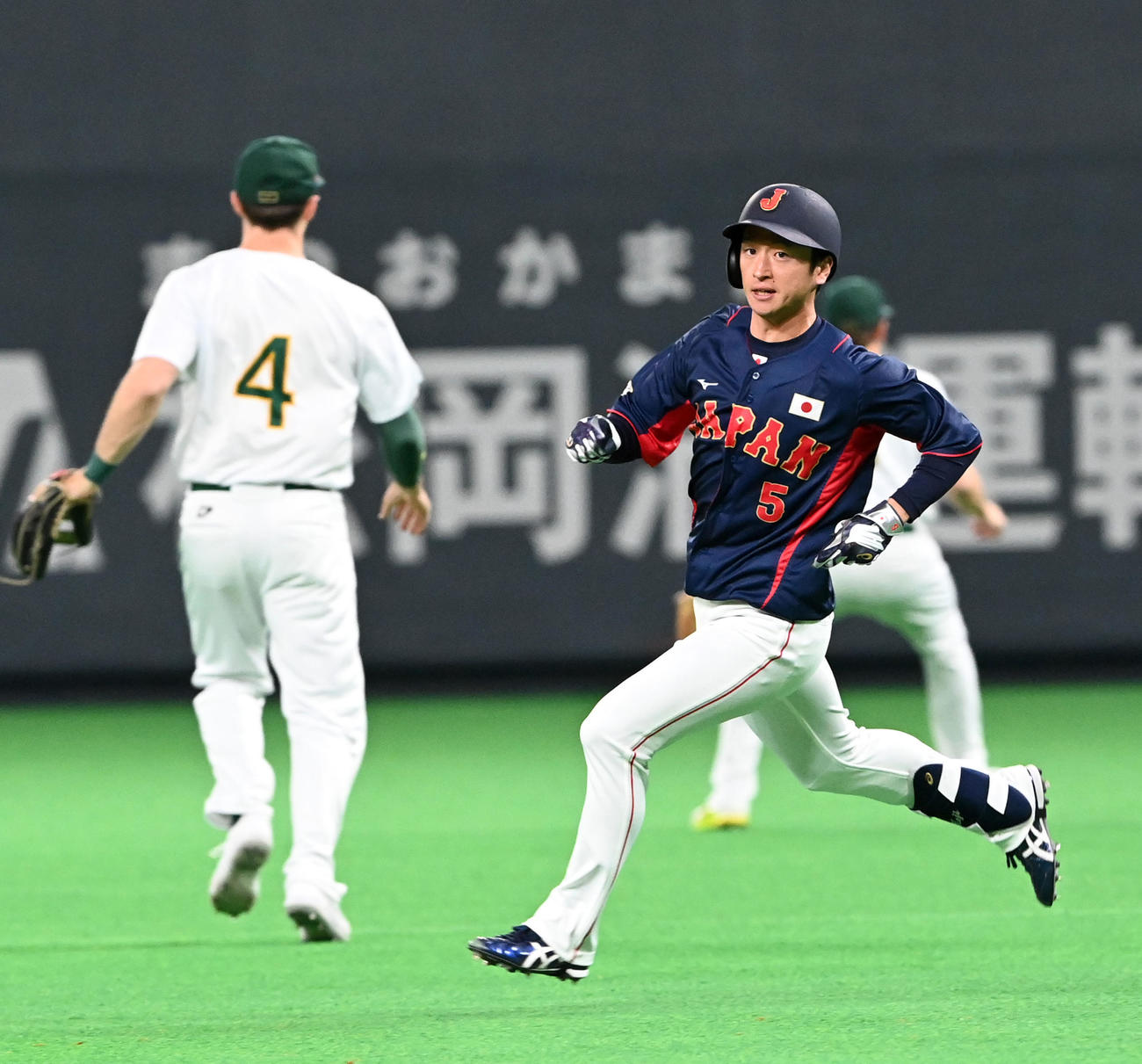 オーストラリア対日本　4回表日本1死、近本は右二塁打を放つ（撮影・前岡正明）
