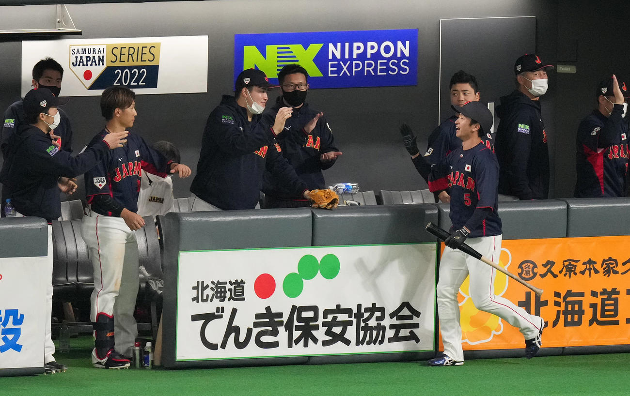 オーストラリア対日本　4回表日本2死三塁、近藤の適時二塁打で三塁から生還し、ナインに迎えられる近本（右から2人目）（撮影・菅敏）