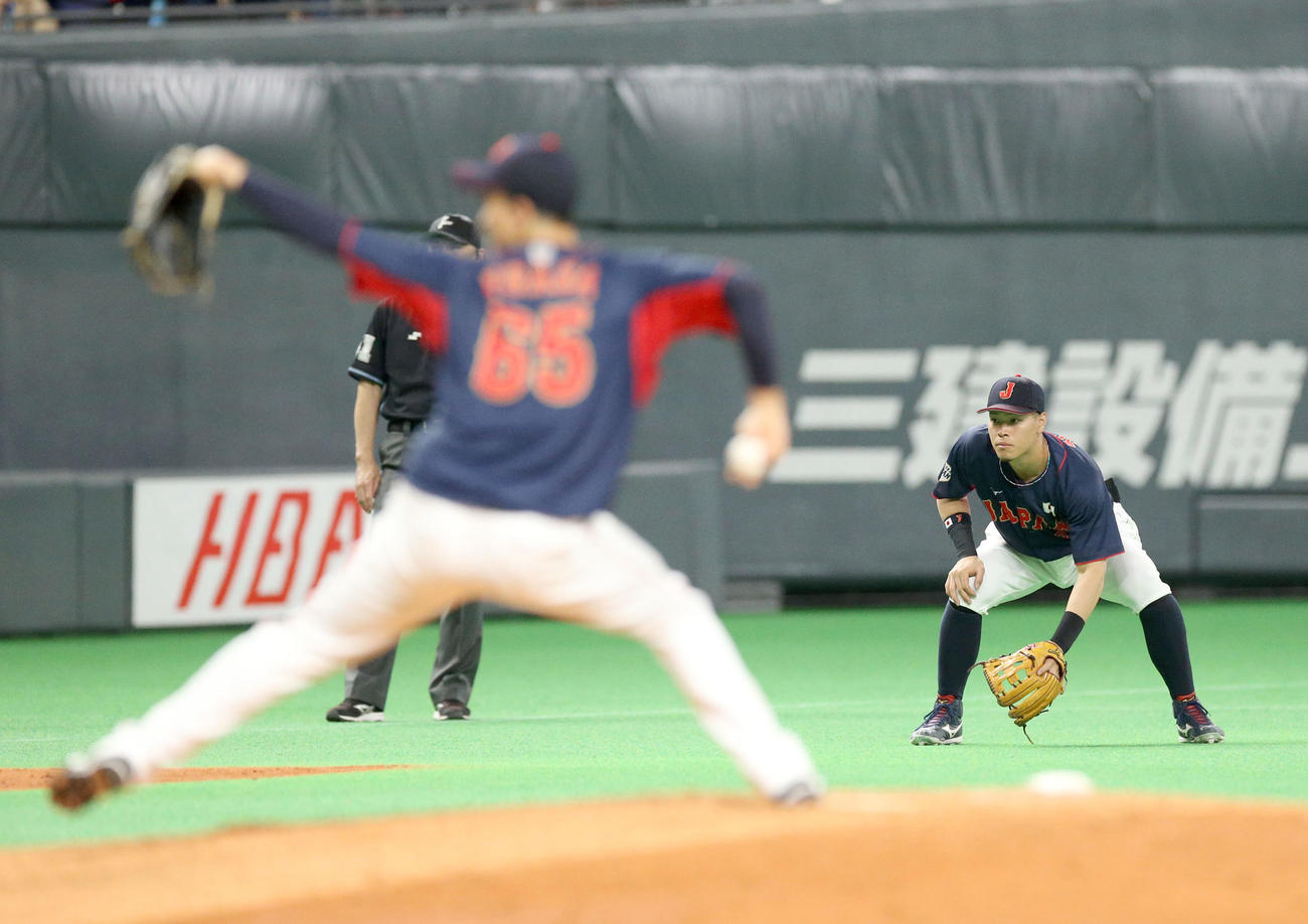 オーストラリア対日本　三塁の守備につく佐藤輝。投手は湯浅（撮影・佐藤翔太）