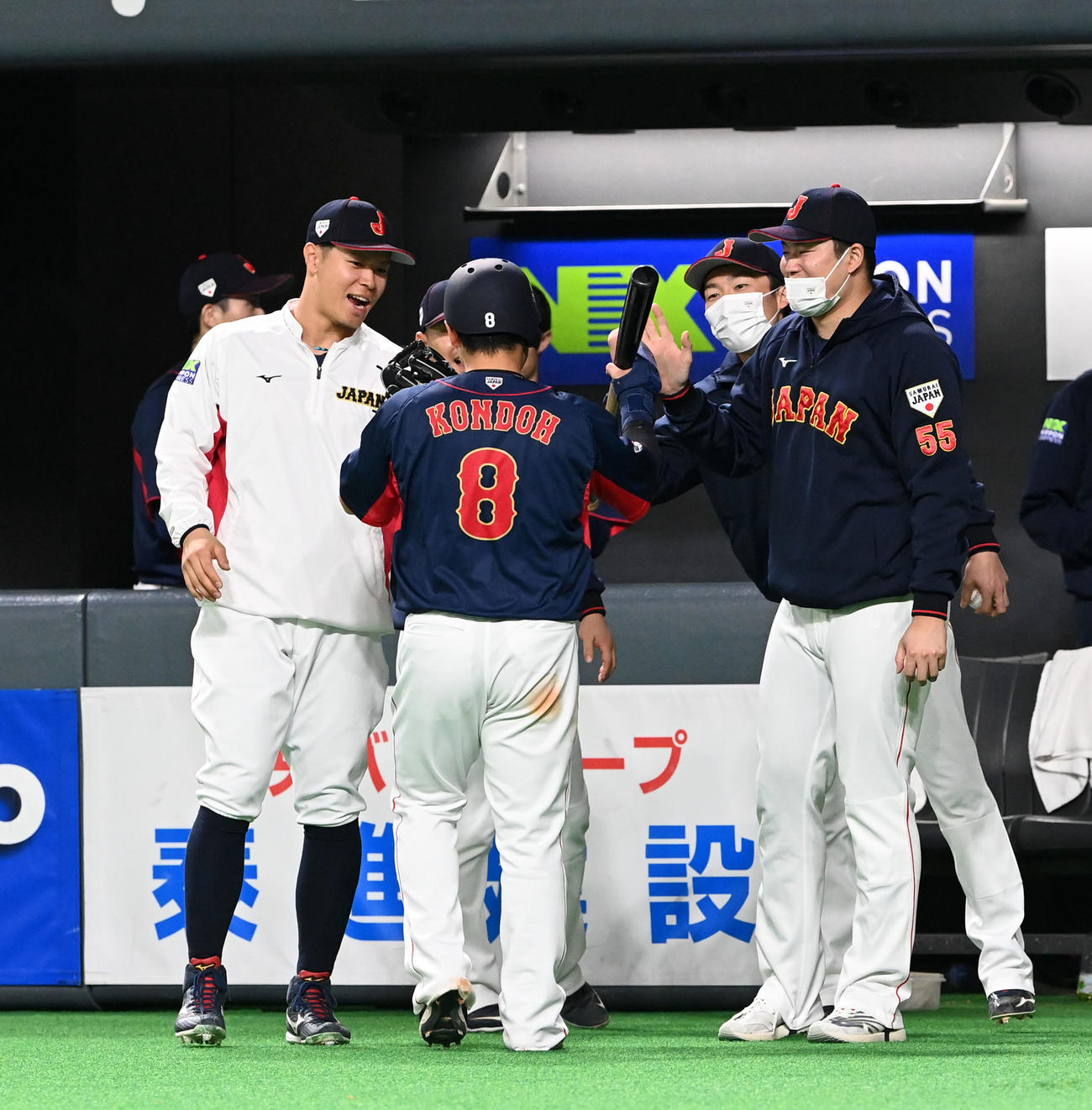 オーストラリア対日本　4回、適時二塁打を放った近藤（中央）を笑顔で迎える佐藤輝（左）、村上（右）ら（撮影・前岡正明）
