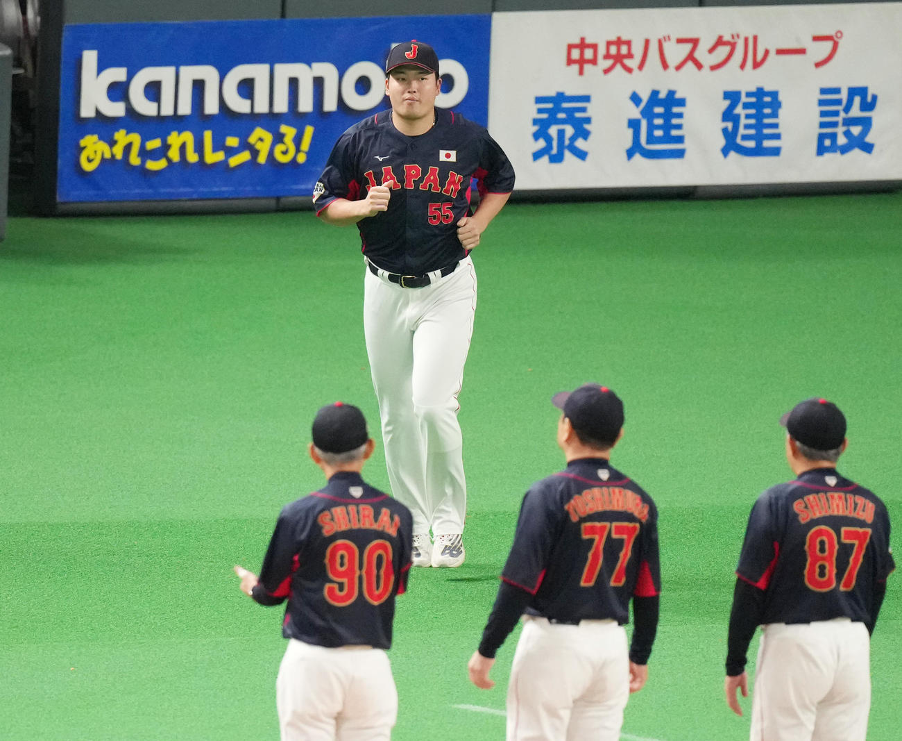 オーストラリア対日本　試合前のセレモニーにコールされ、フィールドに登場する村上（後方）（撮影・菅敏）