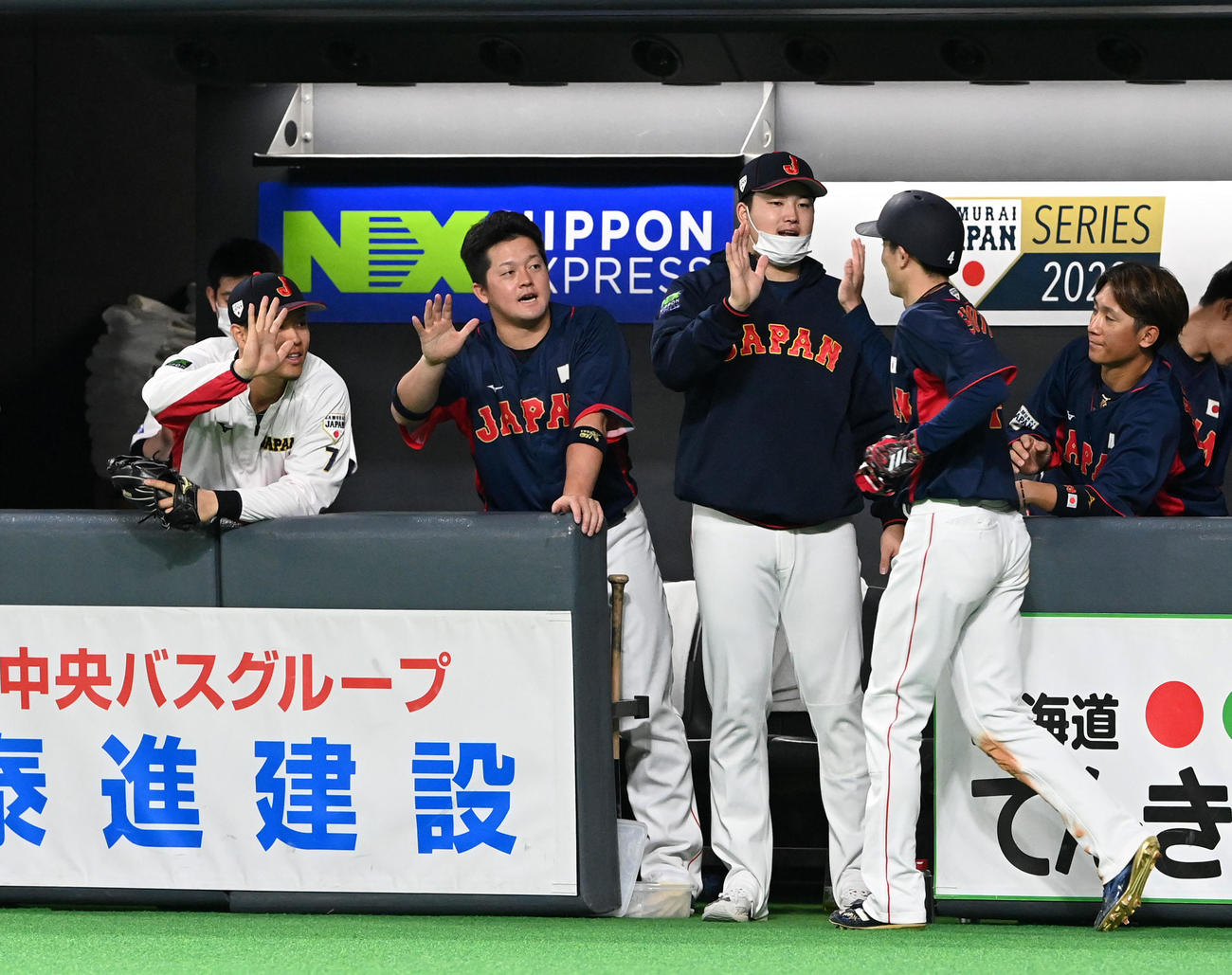 オーストラリア対日本　3回表日本2死満塁、中野の押し出しの四球で生還した周東（右）を迎える左から佐藤輝、牧、村上（撮影・前岡正明）