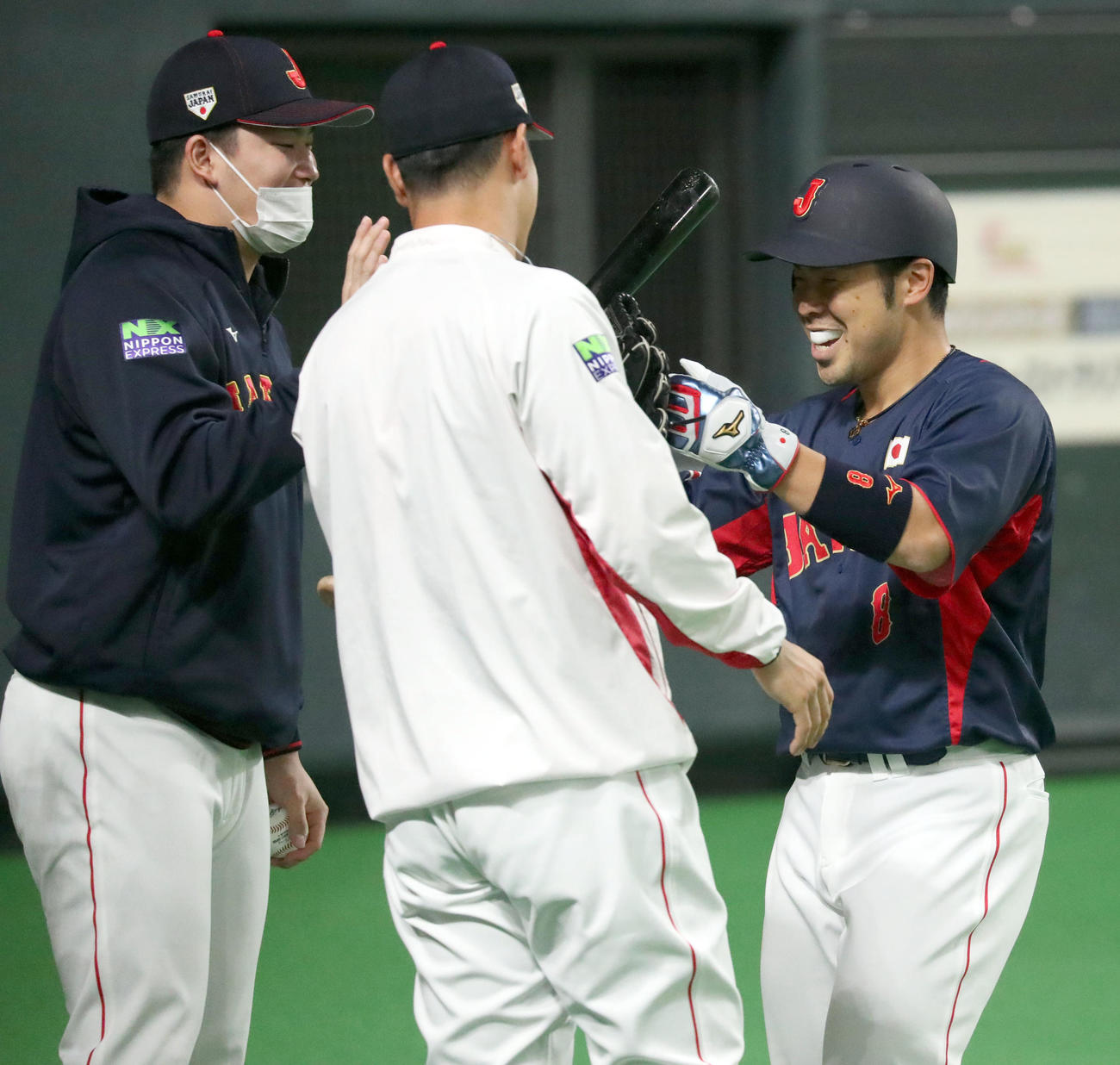 オーストラリア対日本　適時二塁打を放ち村上（左）と佐藤輝に出迎えられる近藤（撮影・佐藤翔太）