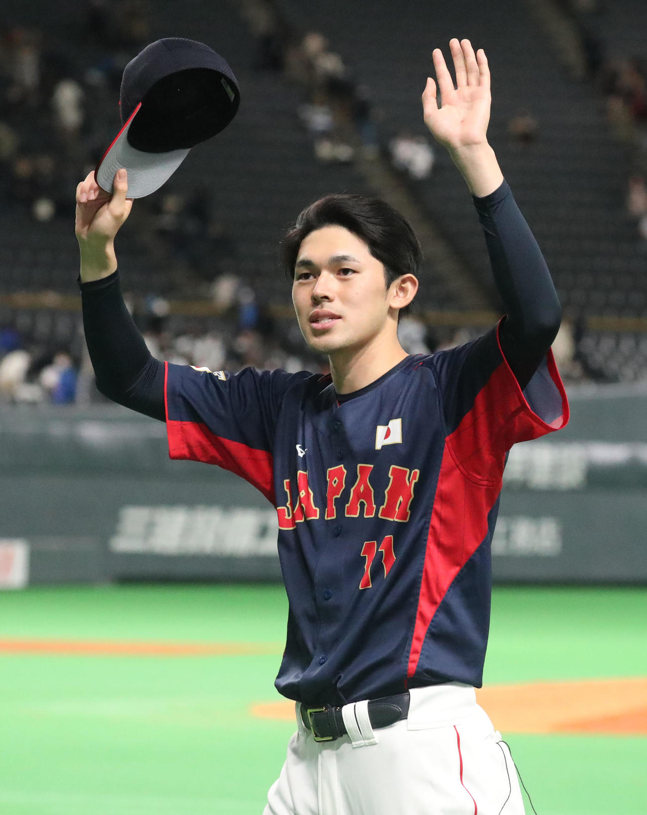 オーストラリア対日本　インタビューを終え、手を振りながら引き揚げる佐々木朗（撮影・佐藤翔太）