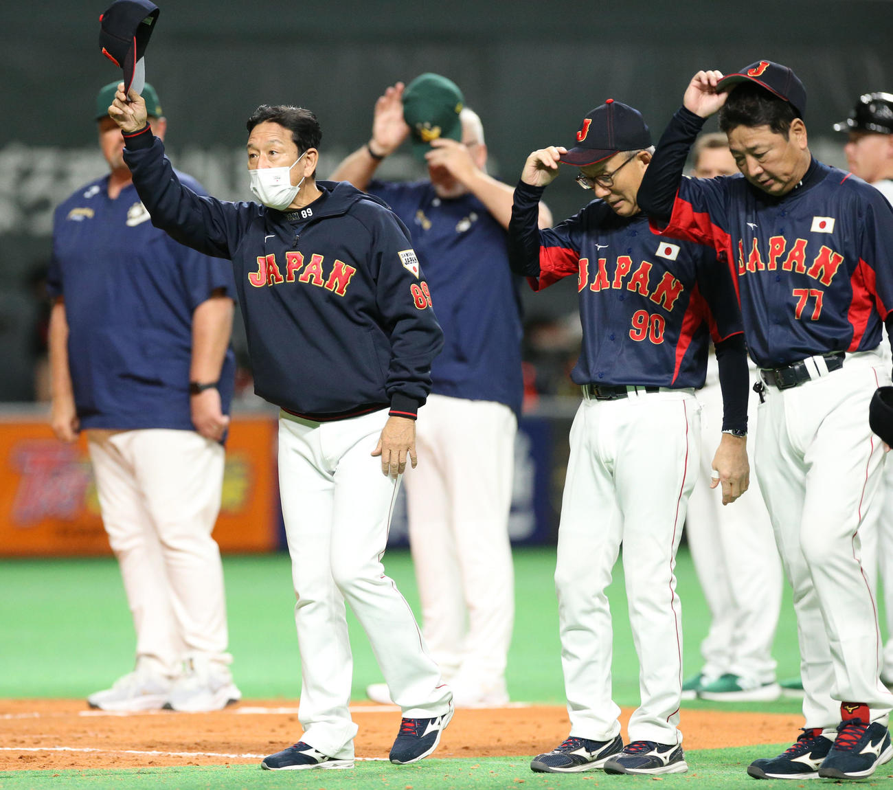 オーストラリア対日本　試合終了後、スタンド応援席のファンにあいさつをする栗山監督（左）（撮影・佐藤翔太）