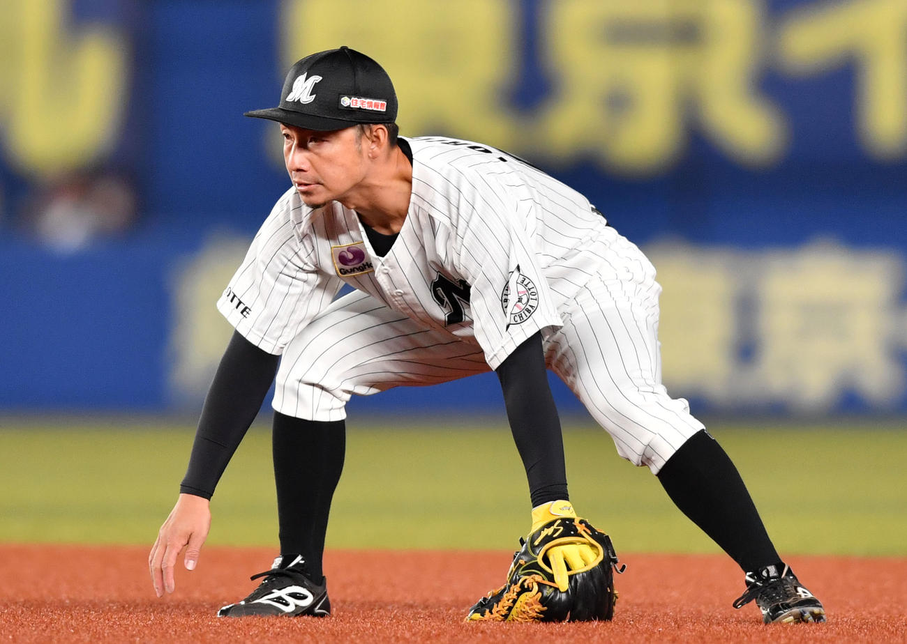 20年11月　ロッテ対ソフトバンク　ノックを受けるロッテ鳥谷敬