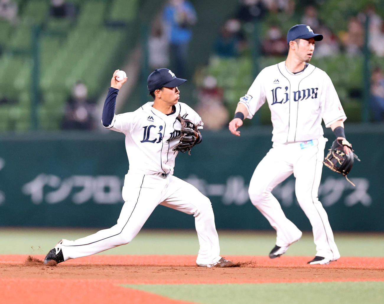 22年5月　西武対楽天　2回表楽天無死一塁、茂木栄五郎の二塁ゴロを併殺に仕留める滝沢夏央（左）