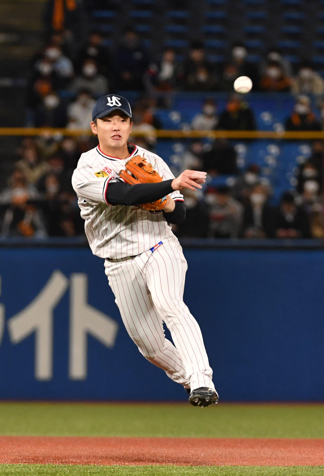 22年3月　ヤクルト対巨人　一塁に送球するヤクルト長岡秀樹