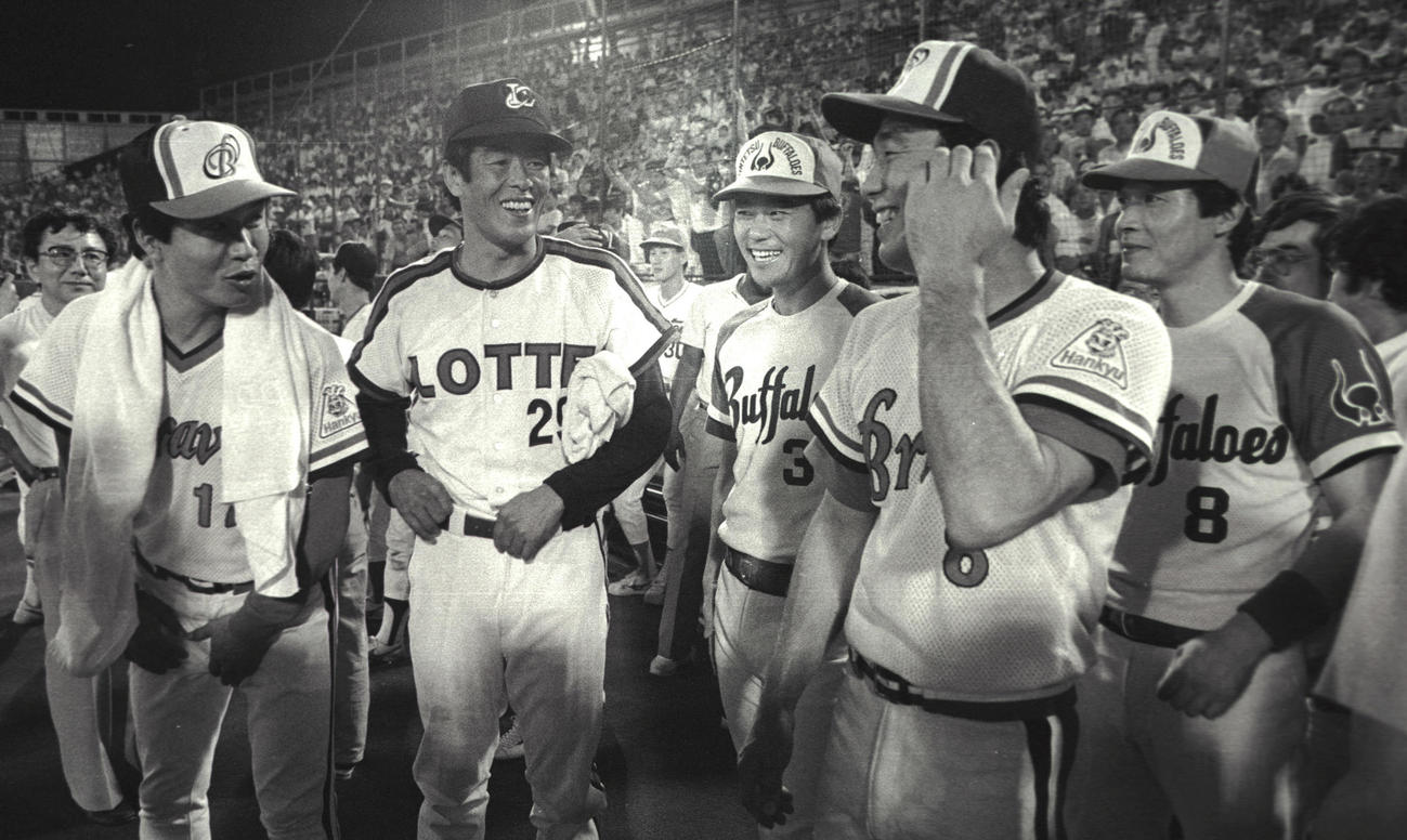 1985年7月23日　オールスター第3戦　パ勝利の試合後、左から、山田久志、村田兆治、村田辰美、松永浩美、梨田昌孝