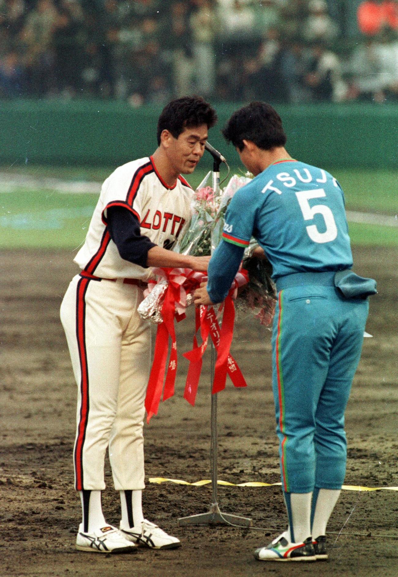 1990年10月13日　ロッテ対西武、引退試合を終え辻発彦（右）から花束を受け取る村田兆治