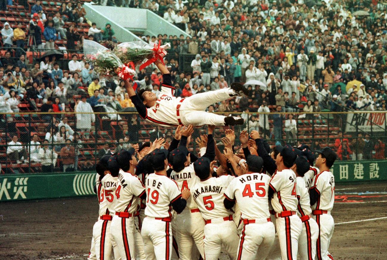 1990年10月13日　ロッテ対西武、引退試合を終え、ロッテナインから胴上げをされる村田兆治