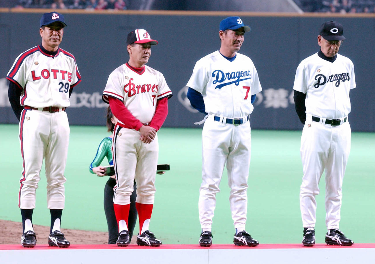 OBオールスター　特別表彰を受ける左から村田兆治、福本豊、宇野勝、杉下茂